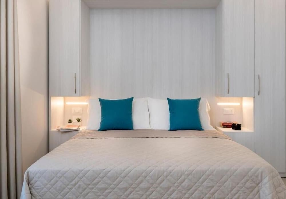 Deluxe Room, 1 Queen Bed, City View, Tower photo 1
