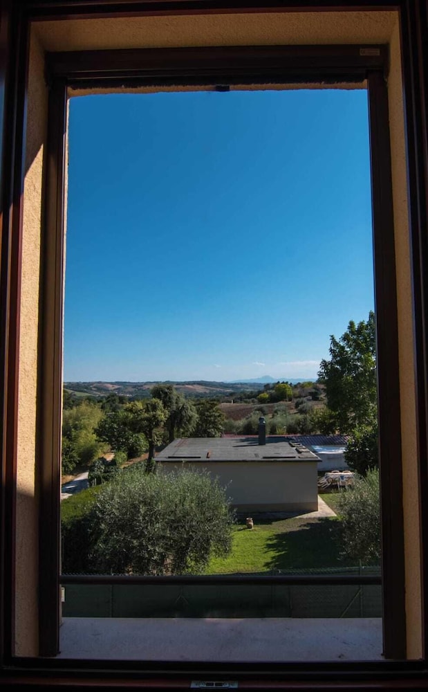 Classic Triple Room, Hill View photo 3