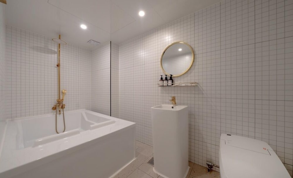 Deluxe Suite - Photo 6