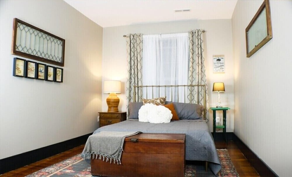 Queen Room photo 1