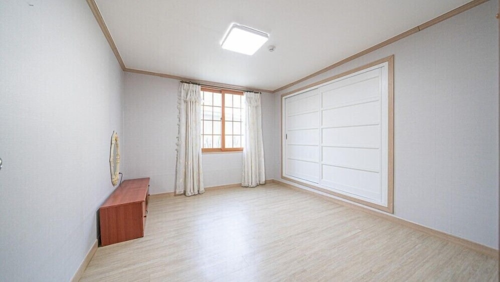 Room (private house) - Photo 2