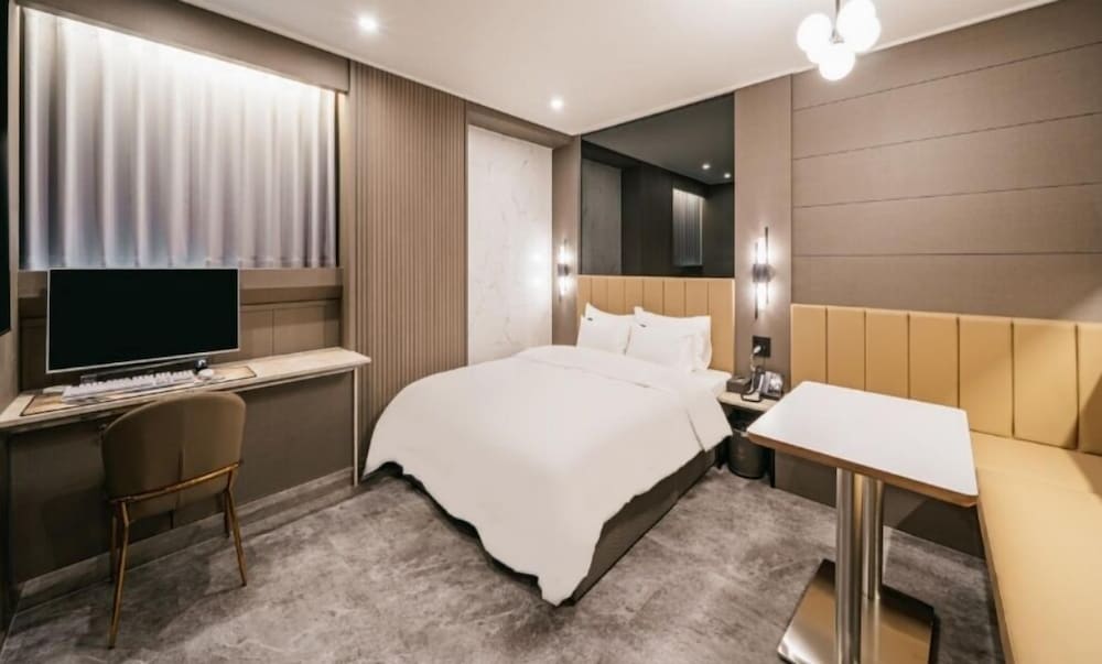 Deluxe Double Room - Photo 12