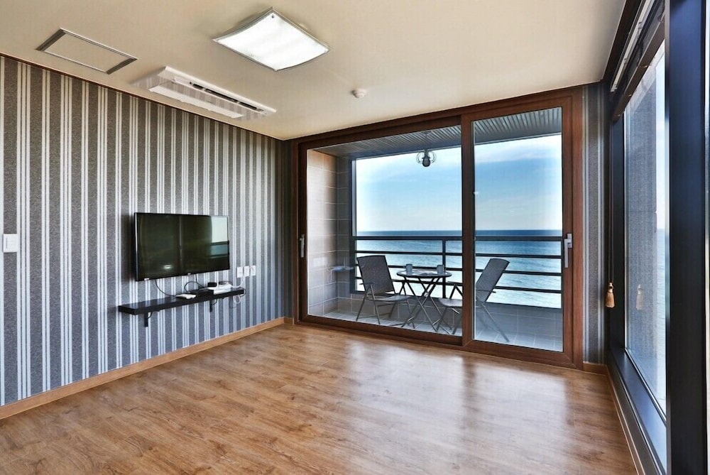 Room (302) photo 2