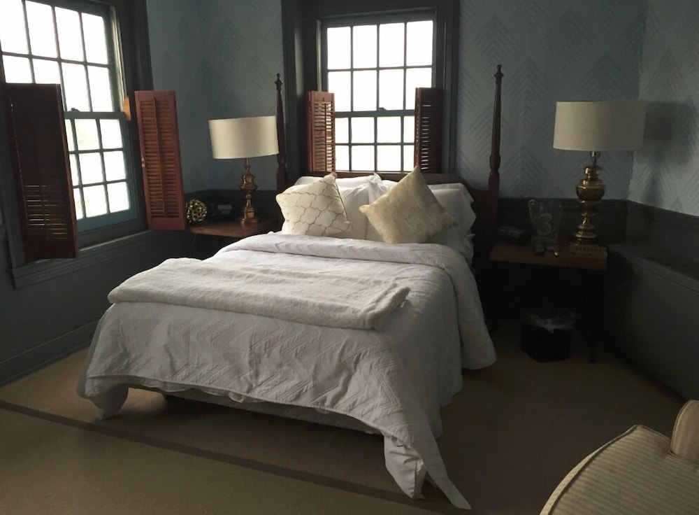 Pierce Room 303 Queen Bed