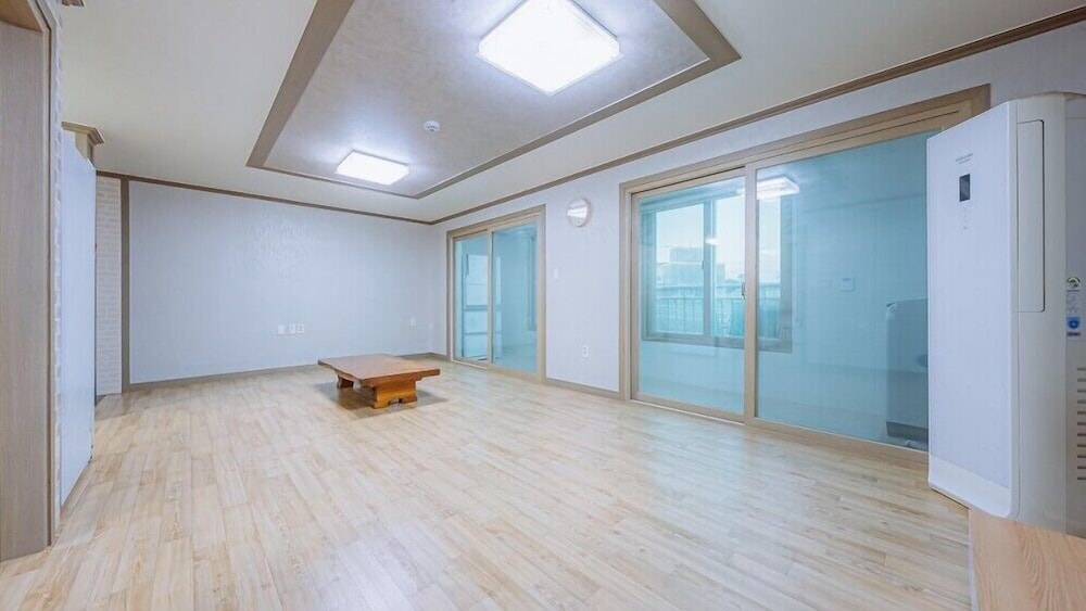 Room (Room 202) - Photo 10