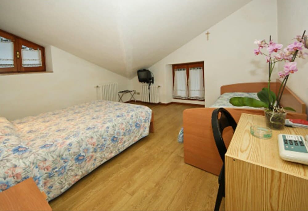 Classic Room, Multiple Beds, Non Smoking photo 3