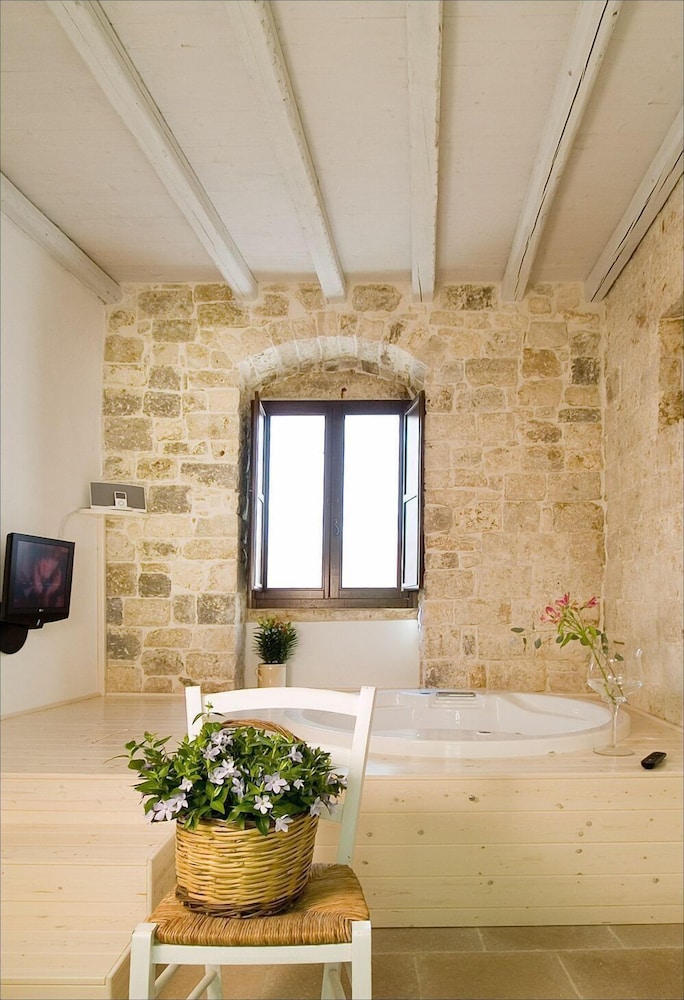 Junior Suite, Jetted Tub - Photo 3