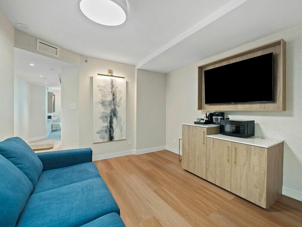Premium Full Fallsview with Whirlpool - Floor 30 - Tower B photo 3