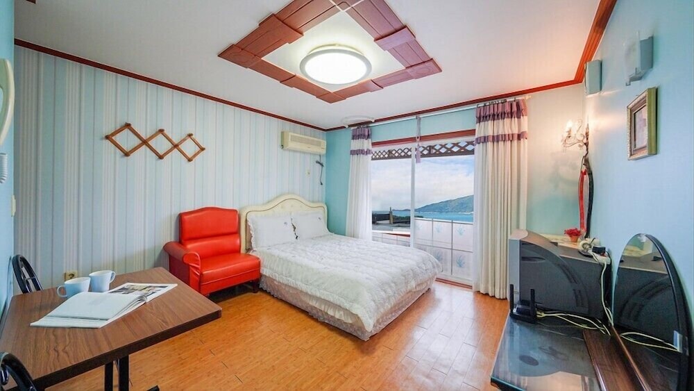 Room (201) photo 1