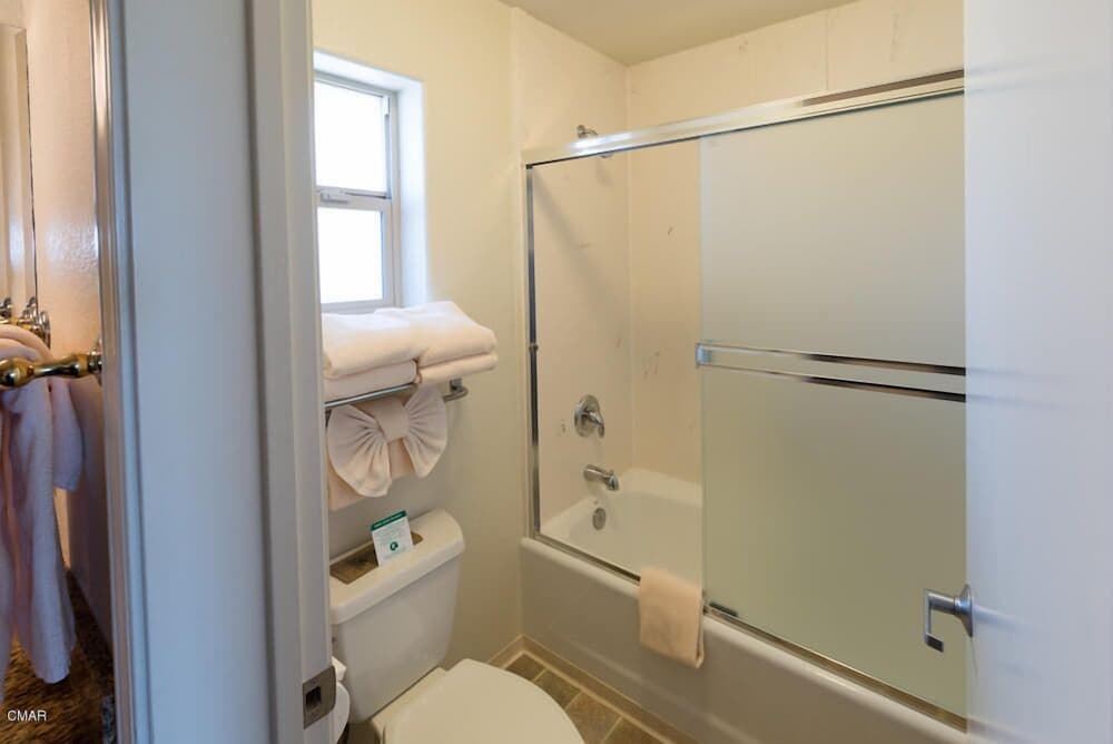 Comfort Suite, 1 King Bed (No Pets) photo 3