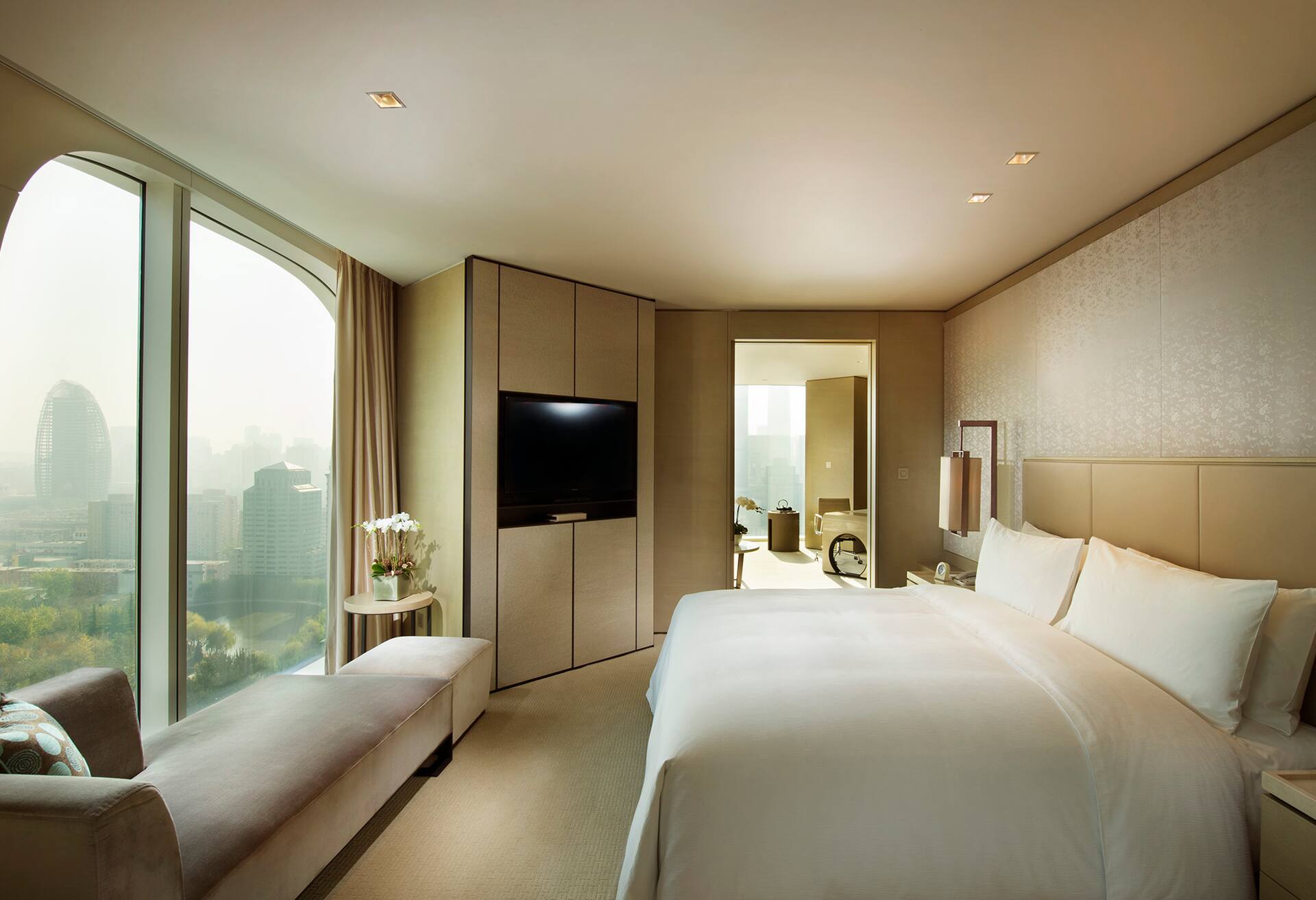 1 King Executive Suite W/ Exec Lounge Access