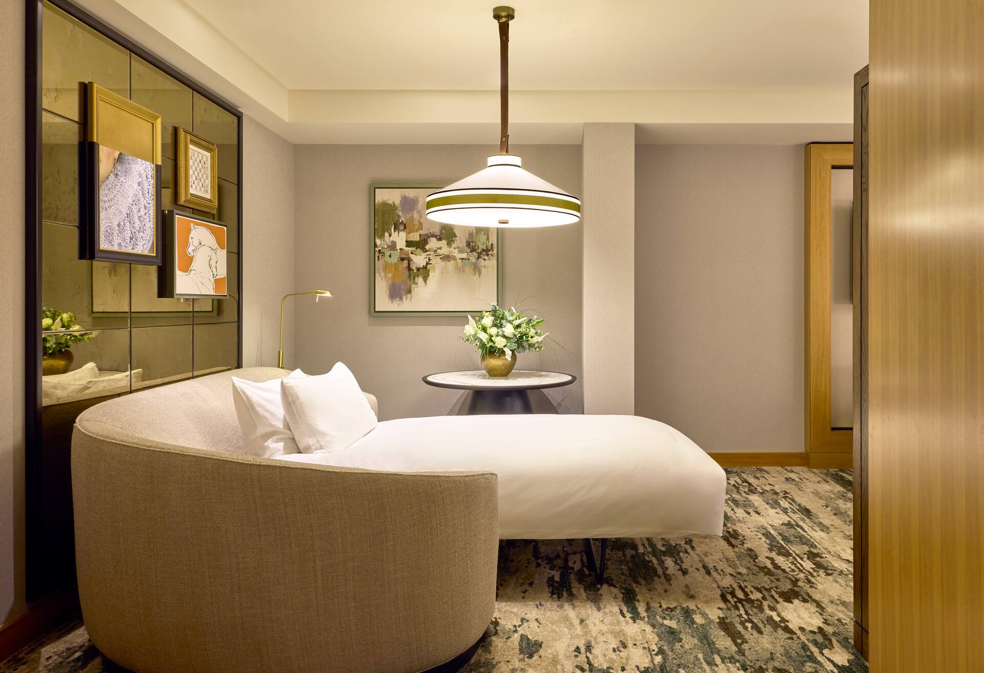 Executive Family Room with Lounge Access thumbnail 5