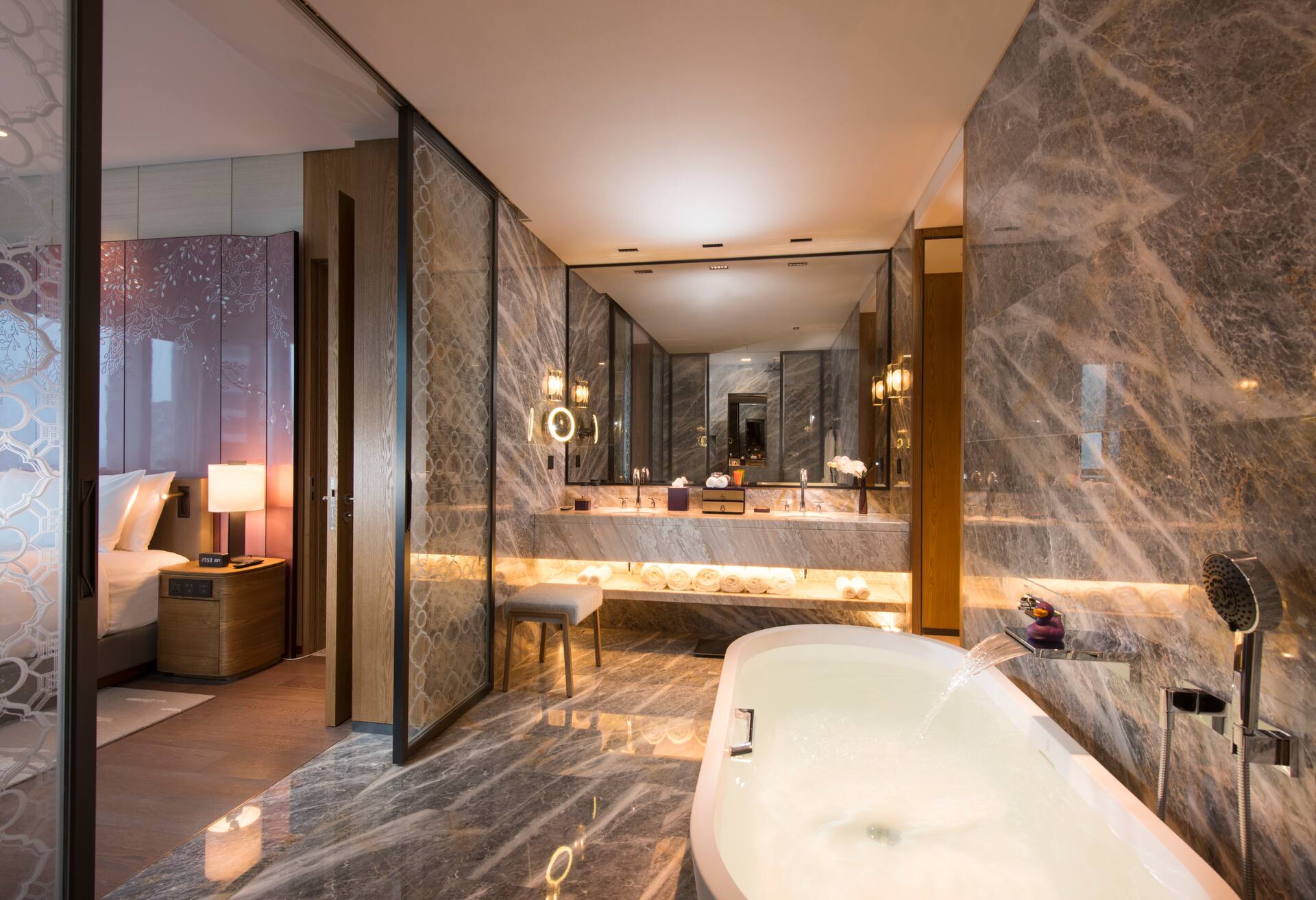 King Executive Suite Canton Tower River View