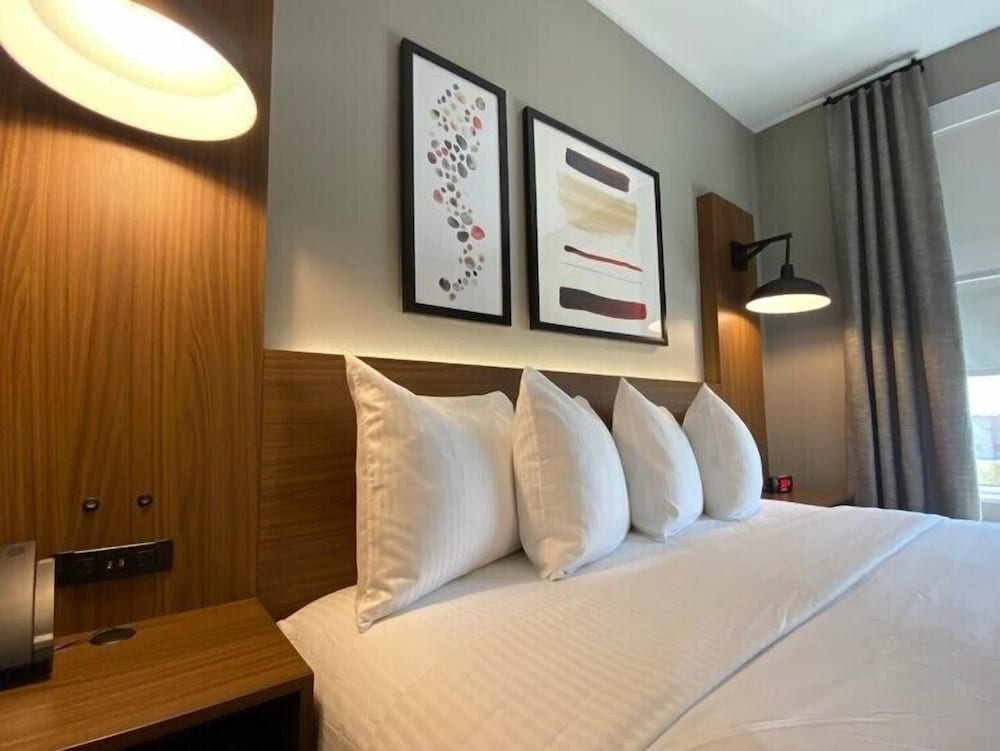 1 Queen Bed, One-Bedroom Suite, Mobility Accessible Suite, Bathtub w/ Grab Bars, NSMK - Photo 1