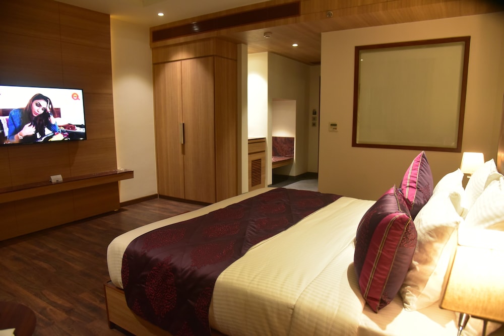 Premium Room, 1 King Bed, Non Smoking - Photo 5