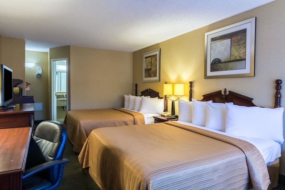Standard Room, 2 Queen Beds, Smoking - Photo 6
