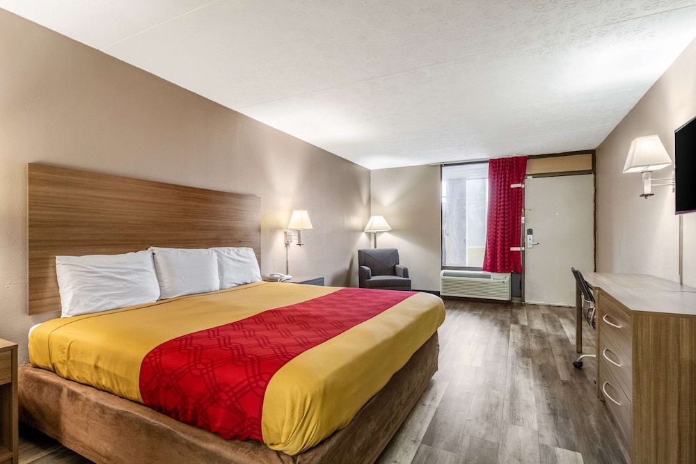 Standard Room, 1 King Bed, Non Smoking - Photo 11