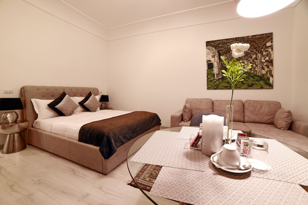 Deluxe Suite, Jetted Tub