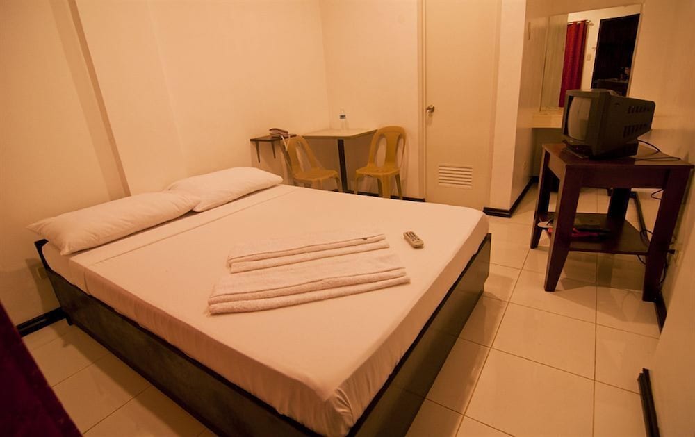 Economy Room, 1 Queen Bed - Photo 1