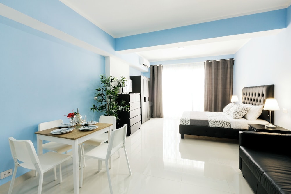 Suite, City View