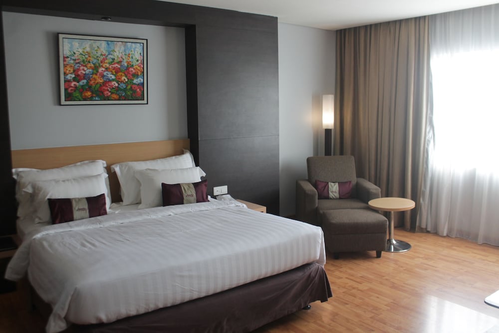 Suite - Photo 1