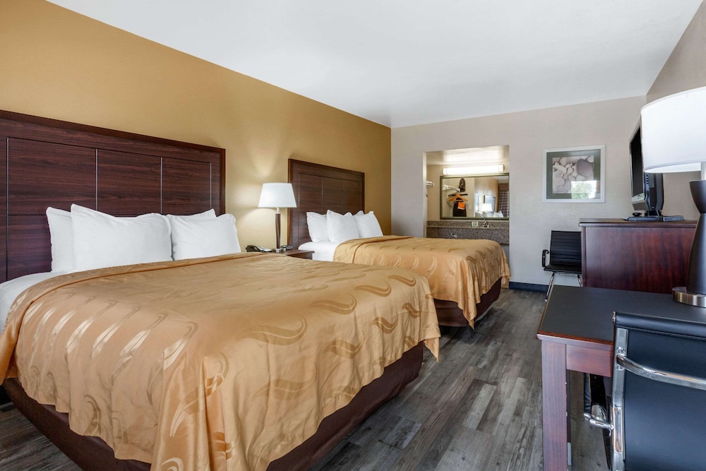 2 Queen Beds, Nonsmoking, Pet Friendly - Photo 4