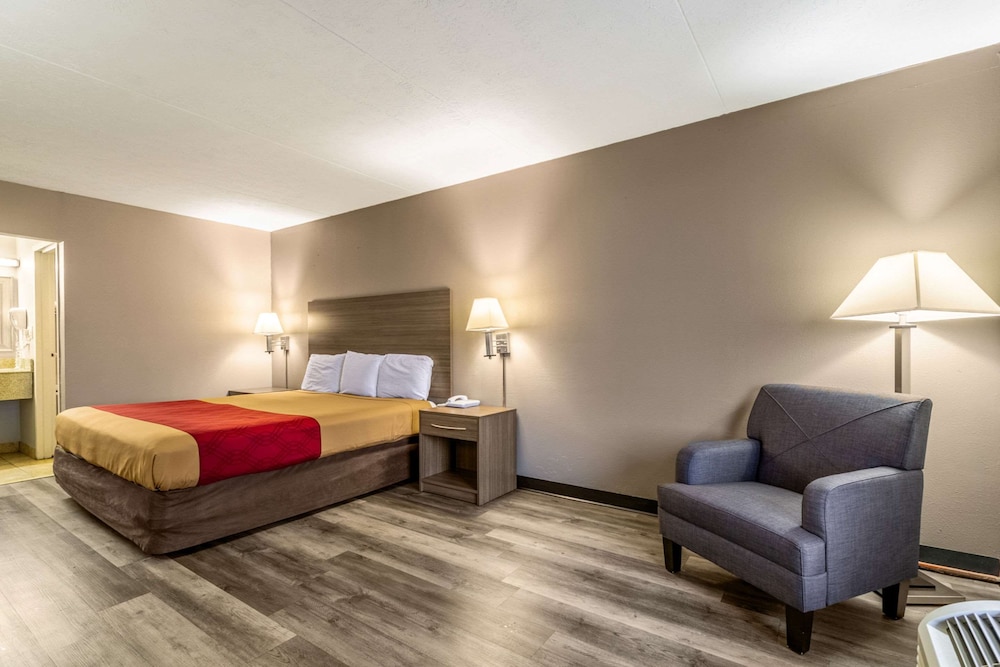 Standard Room, 1 King Bed, Non Smoking - Photo 12