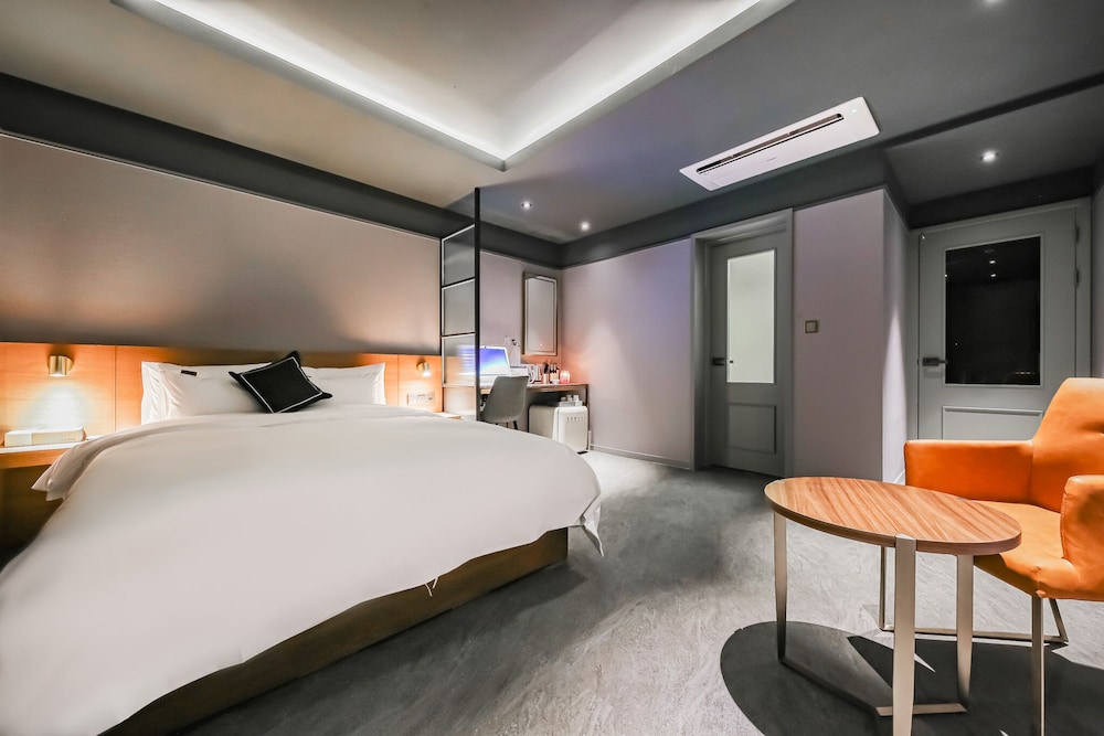 Standard Double Room - Photo 8