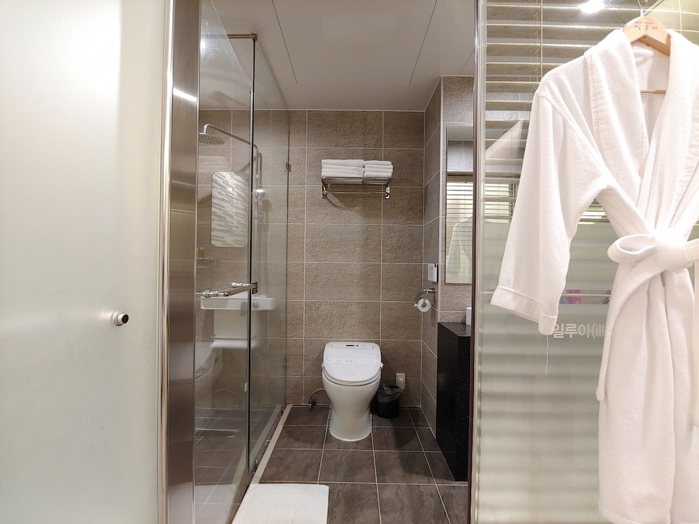 Room (8py, Couple) - Photo 16