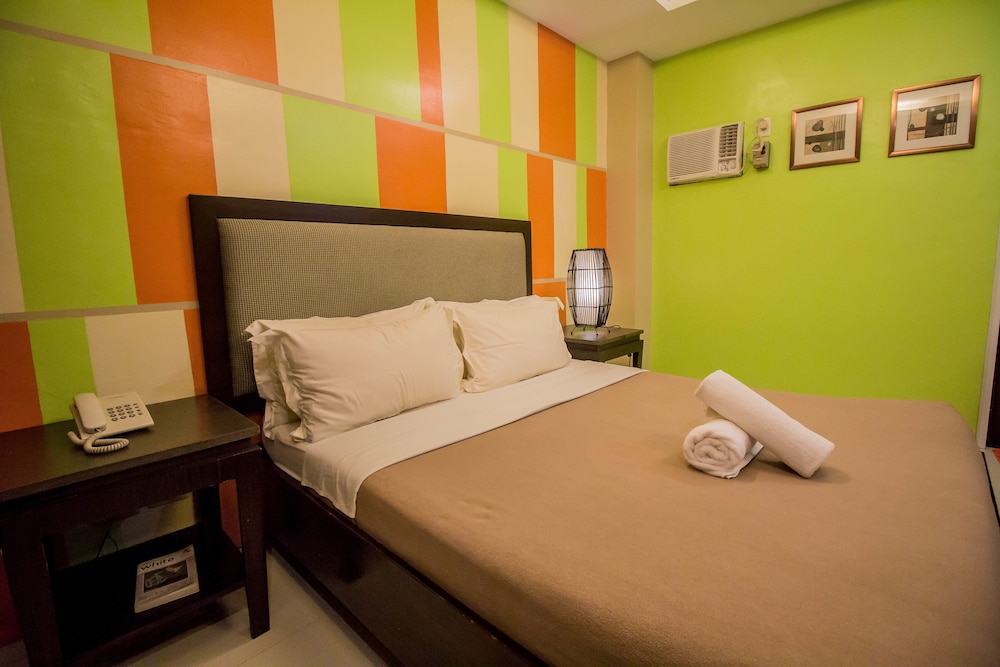 Queen Room photo 2