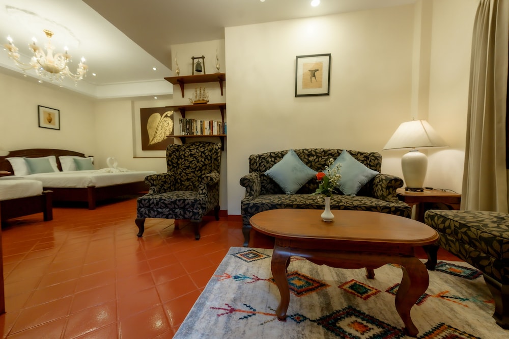 Family Suite with Balcony - Photo 6