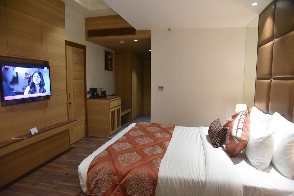 Superior Room, 1 King Bed, Non Smoking - Photo 5