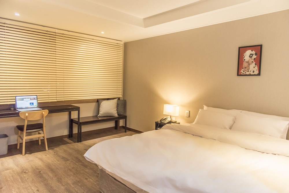 Deluxe Double Room - Photo 11