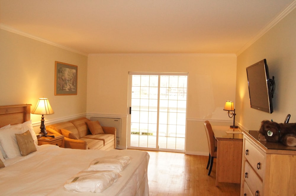 Deluxe Room, 1 King Bed with Sofa bed, Mountain View