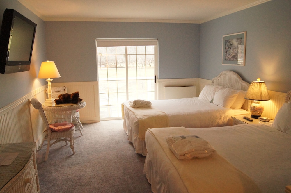Standard Room, 2 Queen Beds, River View photo 2