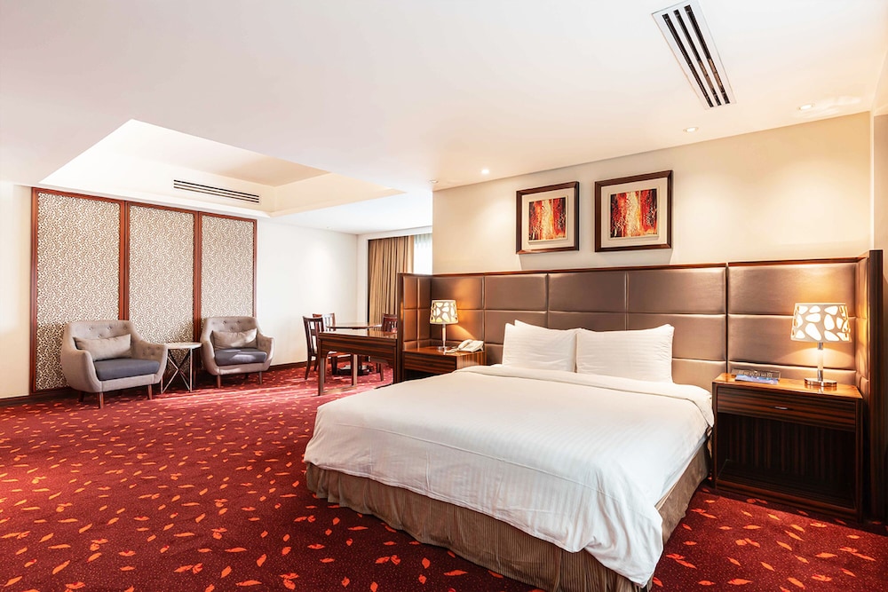 Executive Suite, 1 King Bed, City View