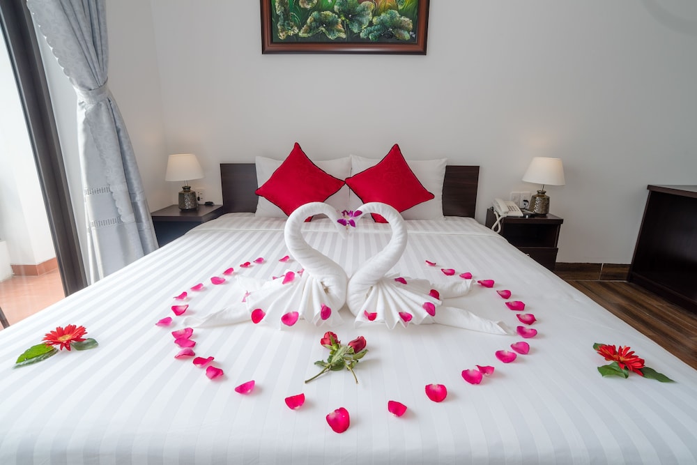 Deluxe Room, Balcony, Pool View - Photo 13