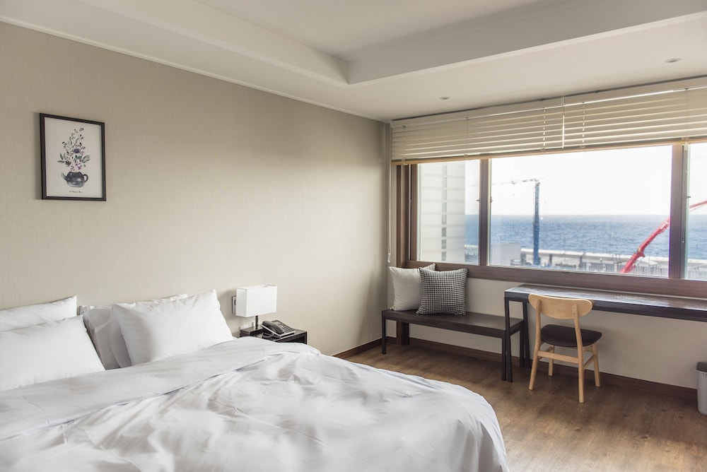 Deluxe Double Room - Photo 12