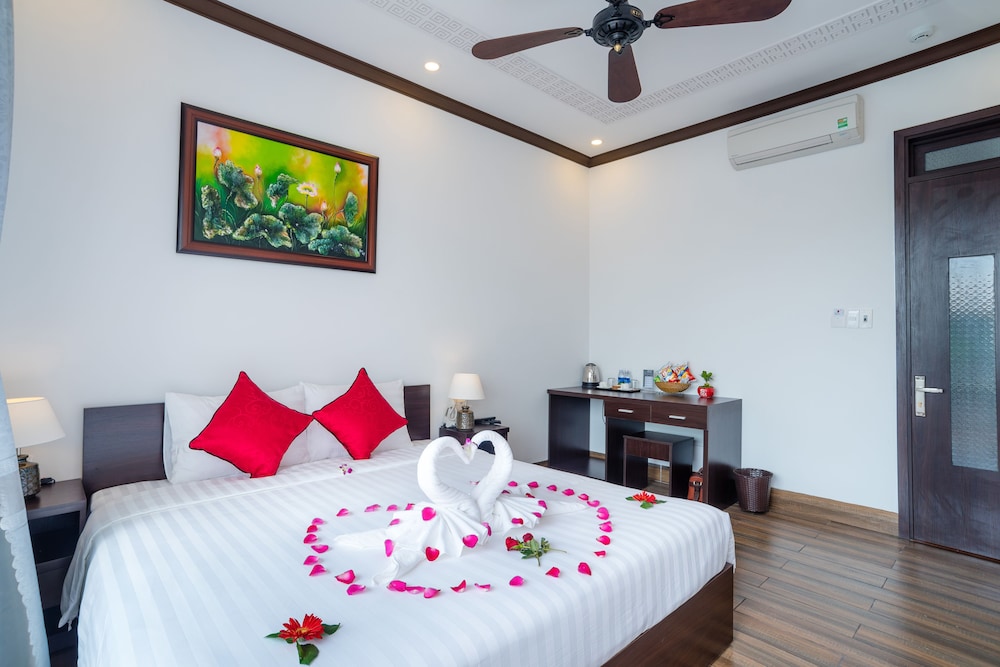 Deluxe Room, Balcony, Pool View - Photo 14