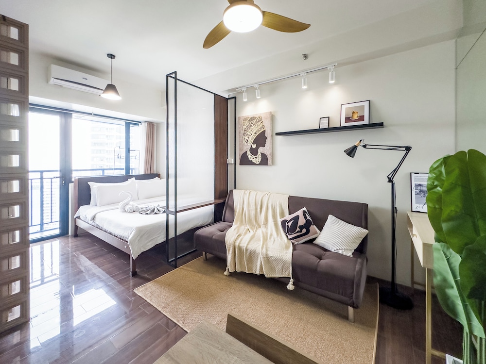 Royal Condo, 1 Queen Bed with Sofa bed, Balcony