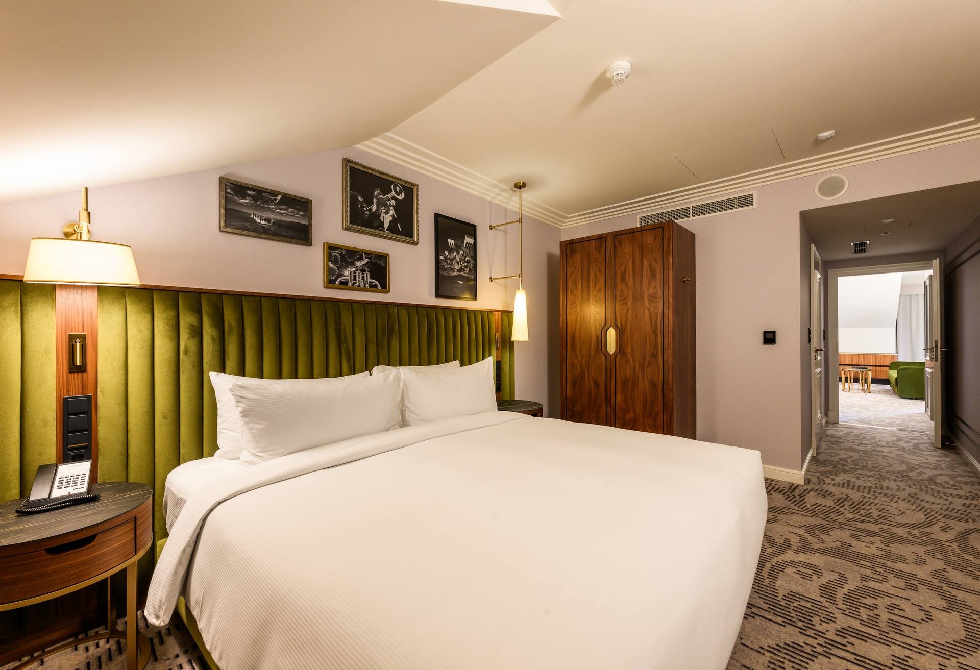 King Deluxe One Bedroom Suite photo 3