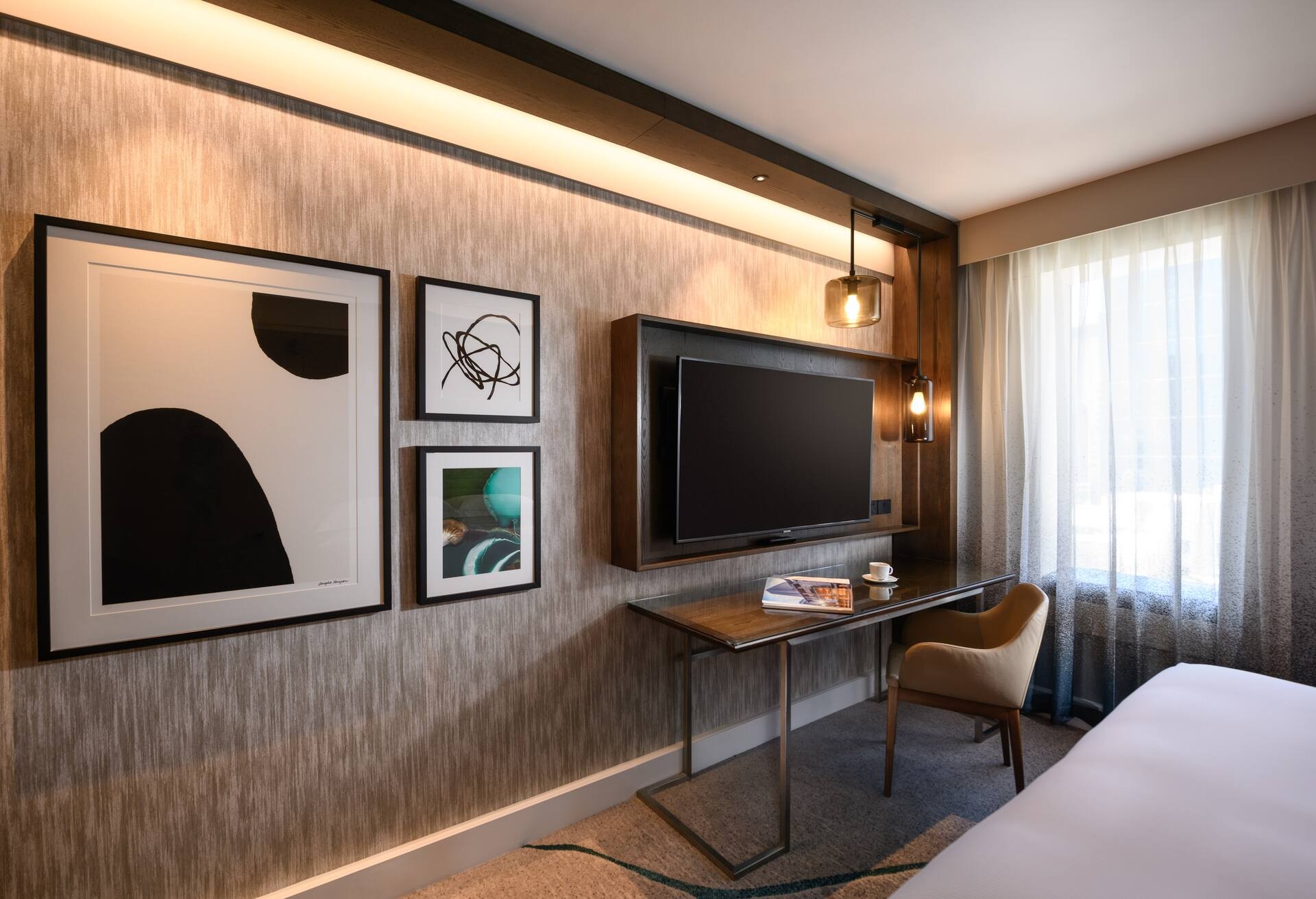King Deluxe Room thumbnail 5