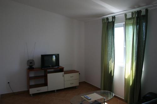 Apartment with Balcony - Photo 2