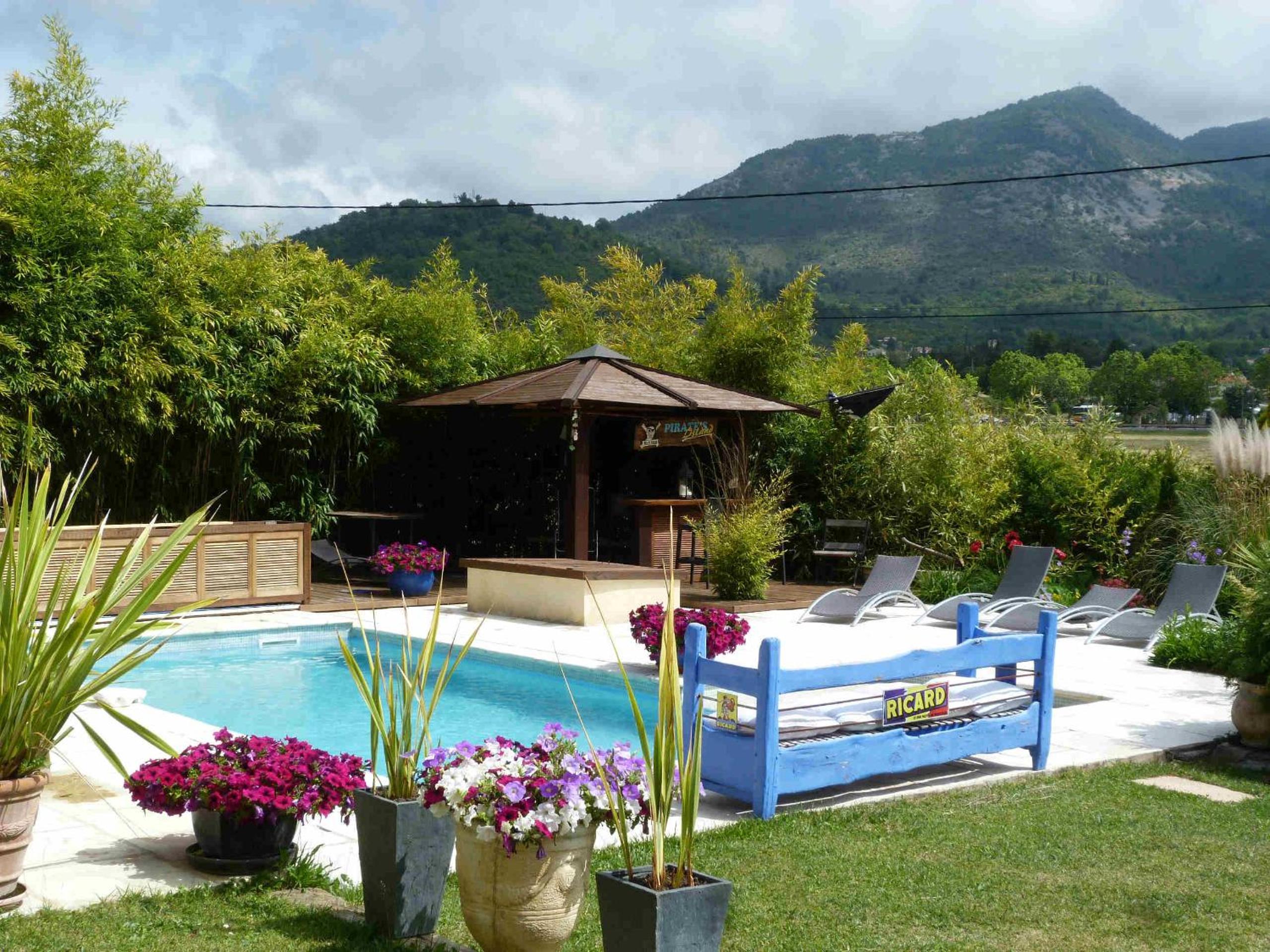 Double Room with Pool View - Photo 21