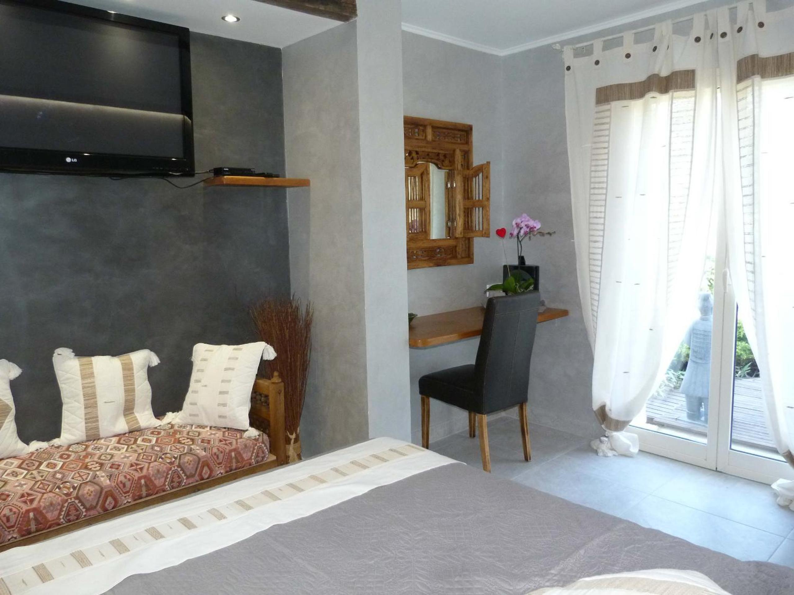 Deluxe Double Room with Pool View - Photo 10