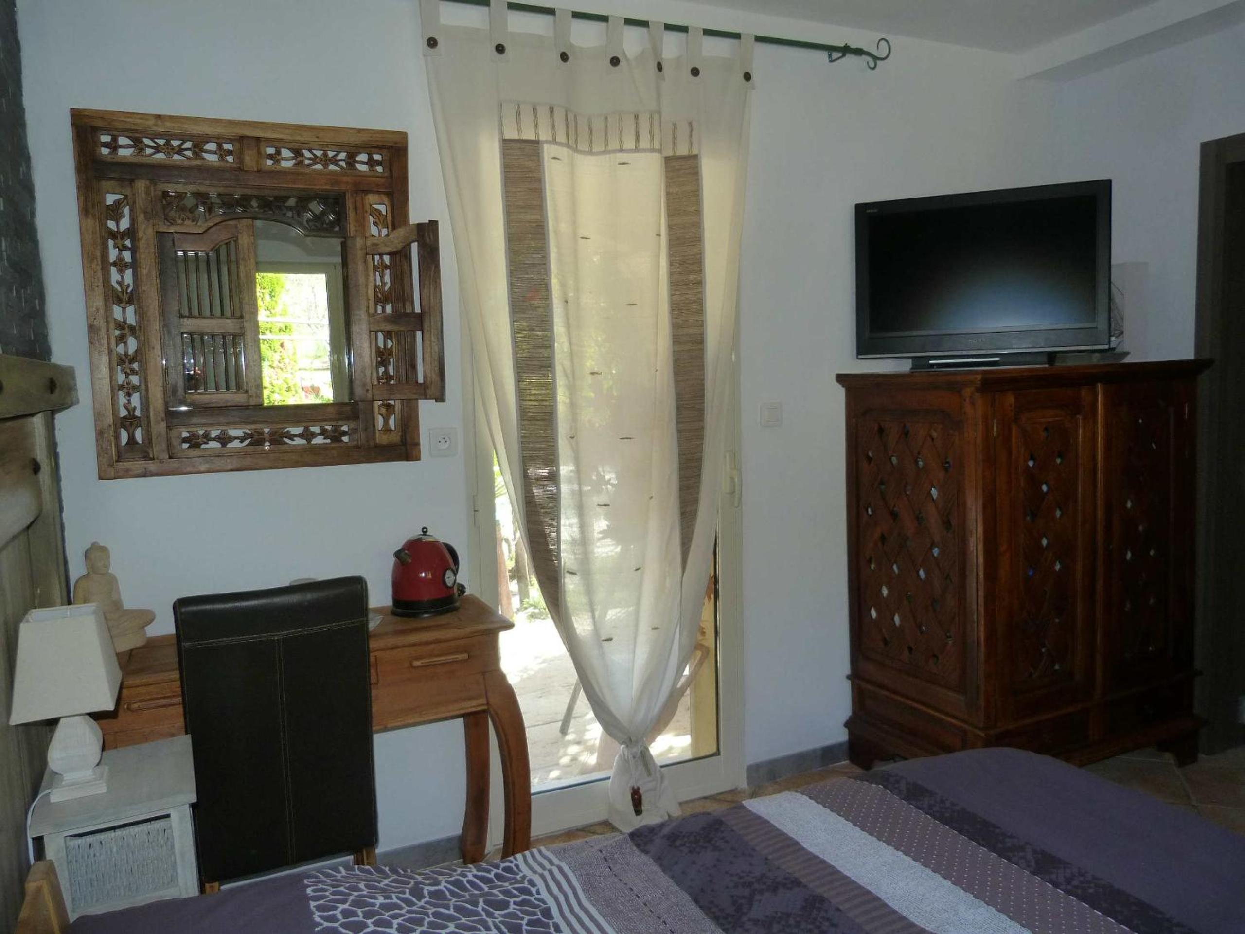 Double Room with Pool View - Photo 12