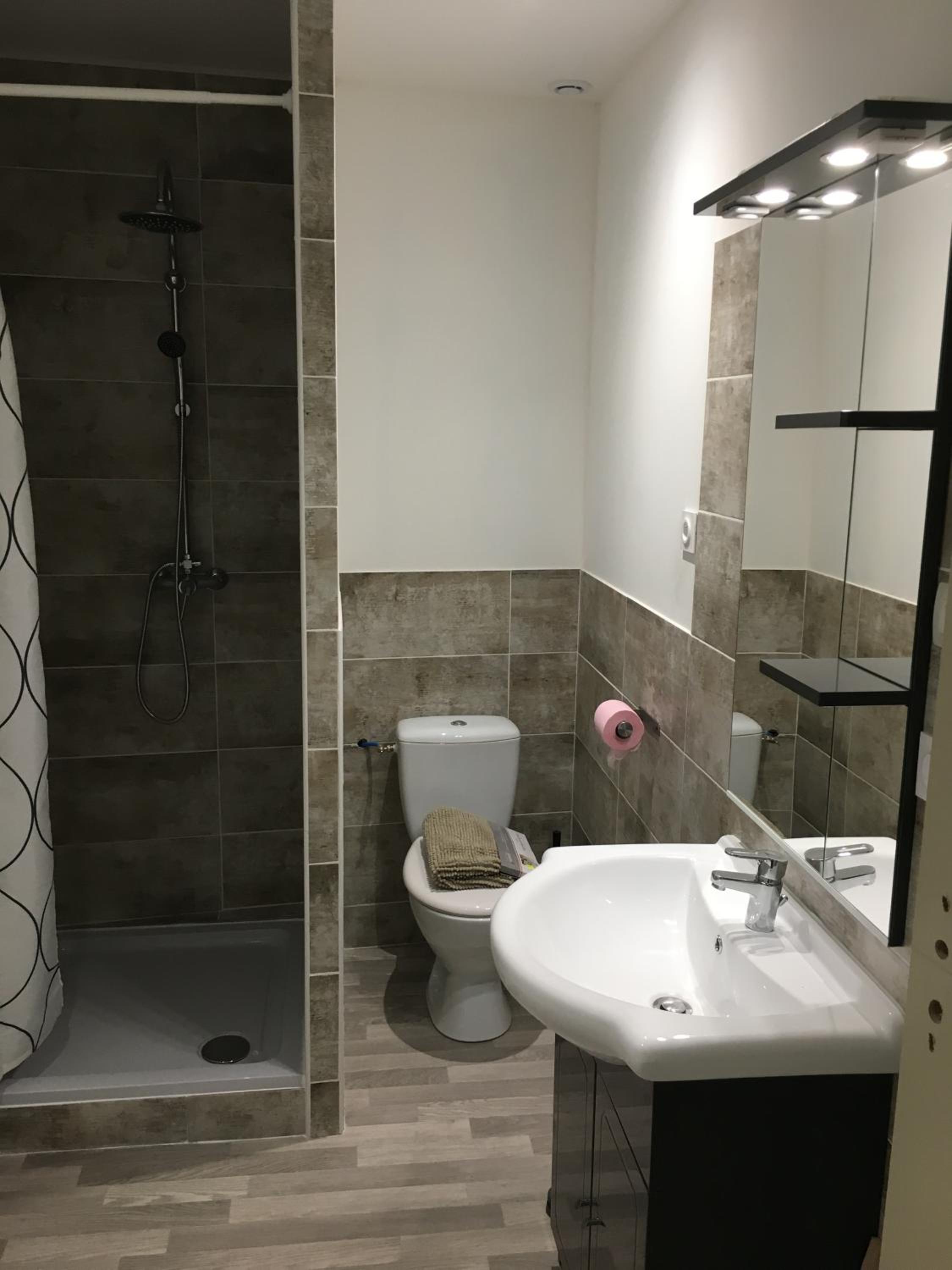 Studio Apartment - Photo 8