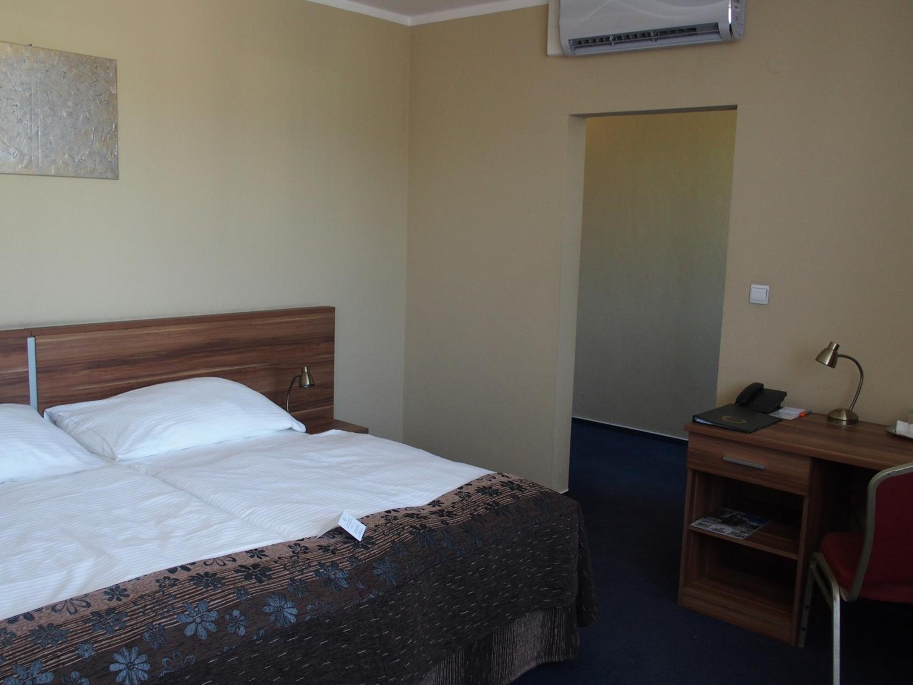 Double or Twin Room with Air Conditioning photo 3