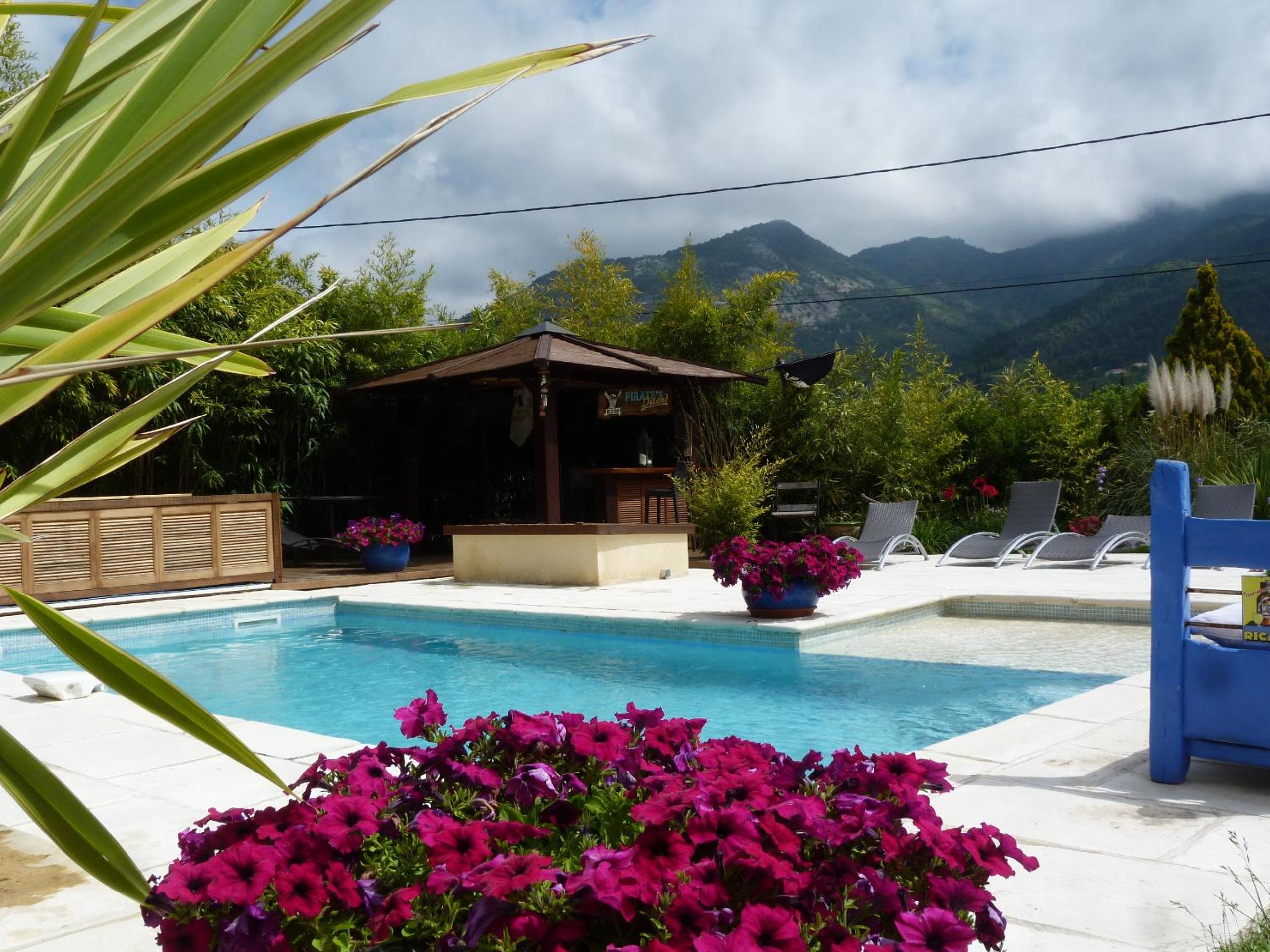 Double Room with Pool View - Photo 32