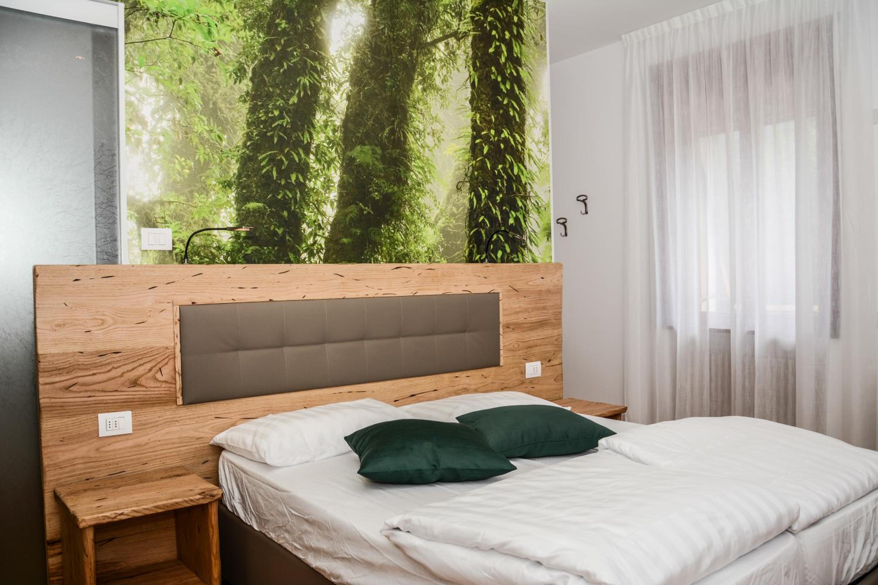 Deluxe Double or Twin Room with Lake View photo 3